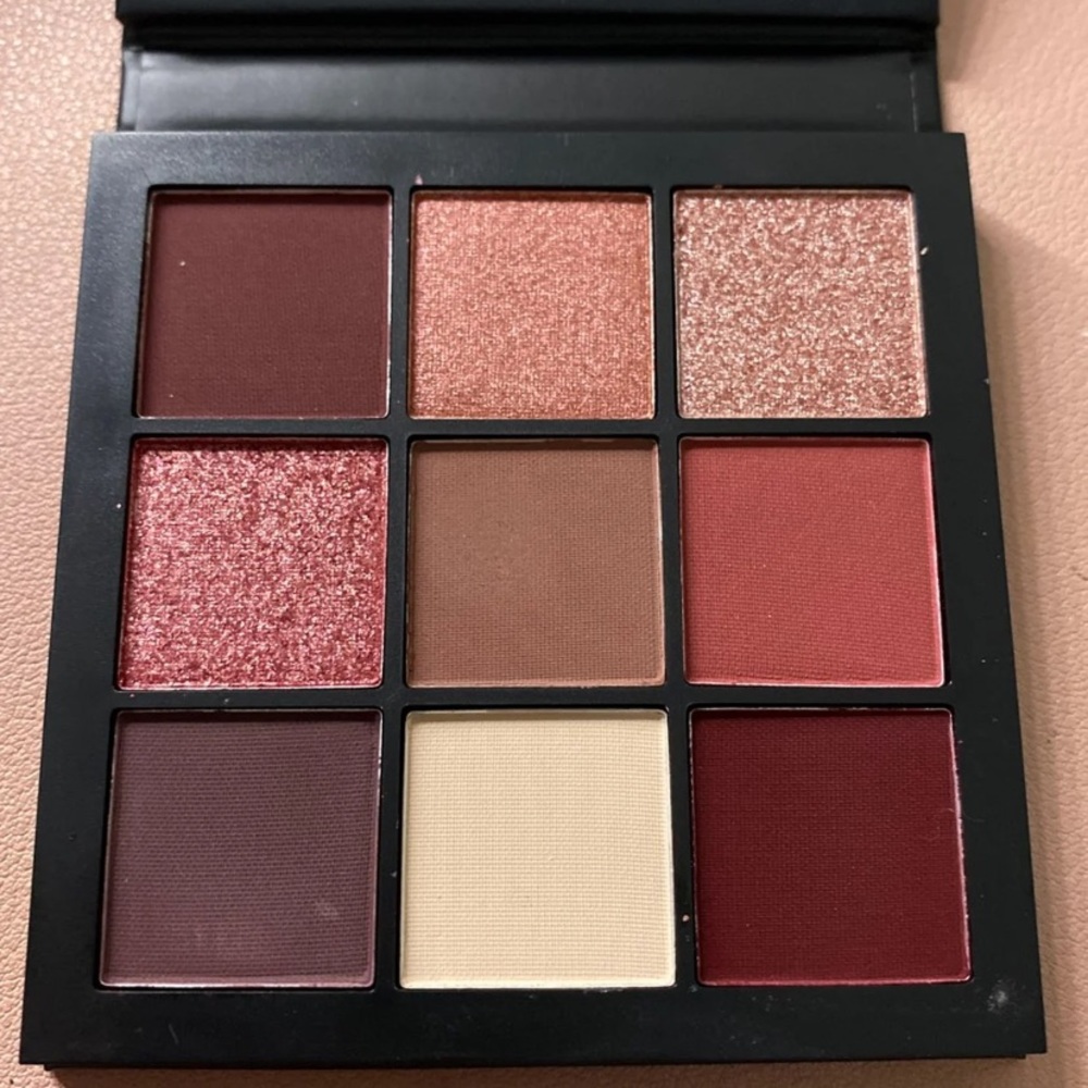 Hugs Beauty Eyeshadow Palette